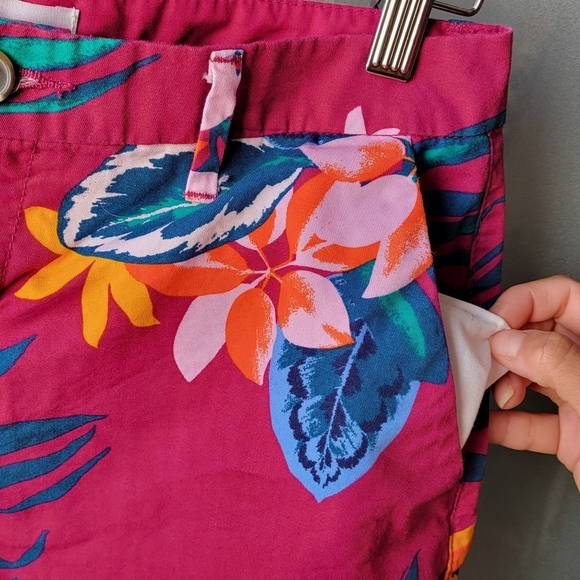 Mid Rise Old Navy Women's Shorts Size 4 Cotton Rise 9" in Flowers Leafs Pockets - Picture 4 of 10